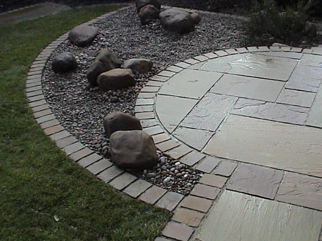 complementary natural stone shale and boulders craetes a stunning effect